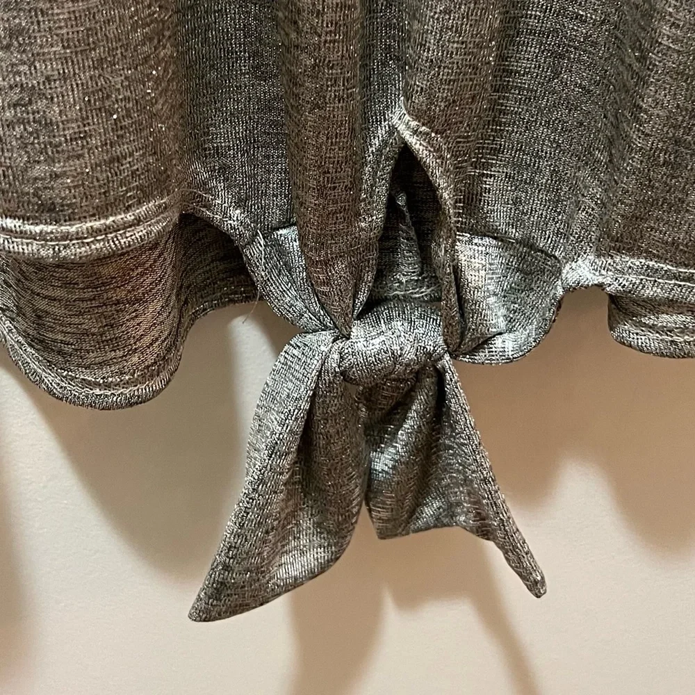 Kim & Cami silver shimmery top tie front medium new with partial tag - Picture 2 of 7